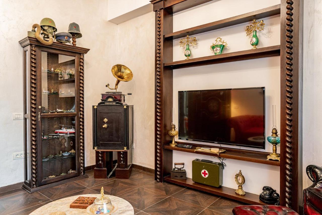 Private Museum Apartment With Antique Decor Bucureşti Ngoại thất bức ảnh