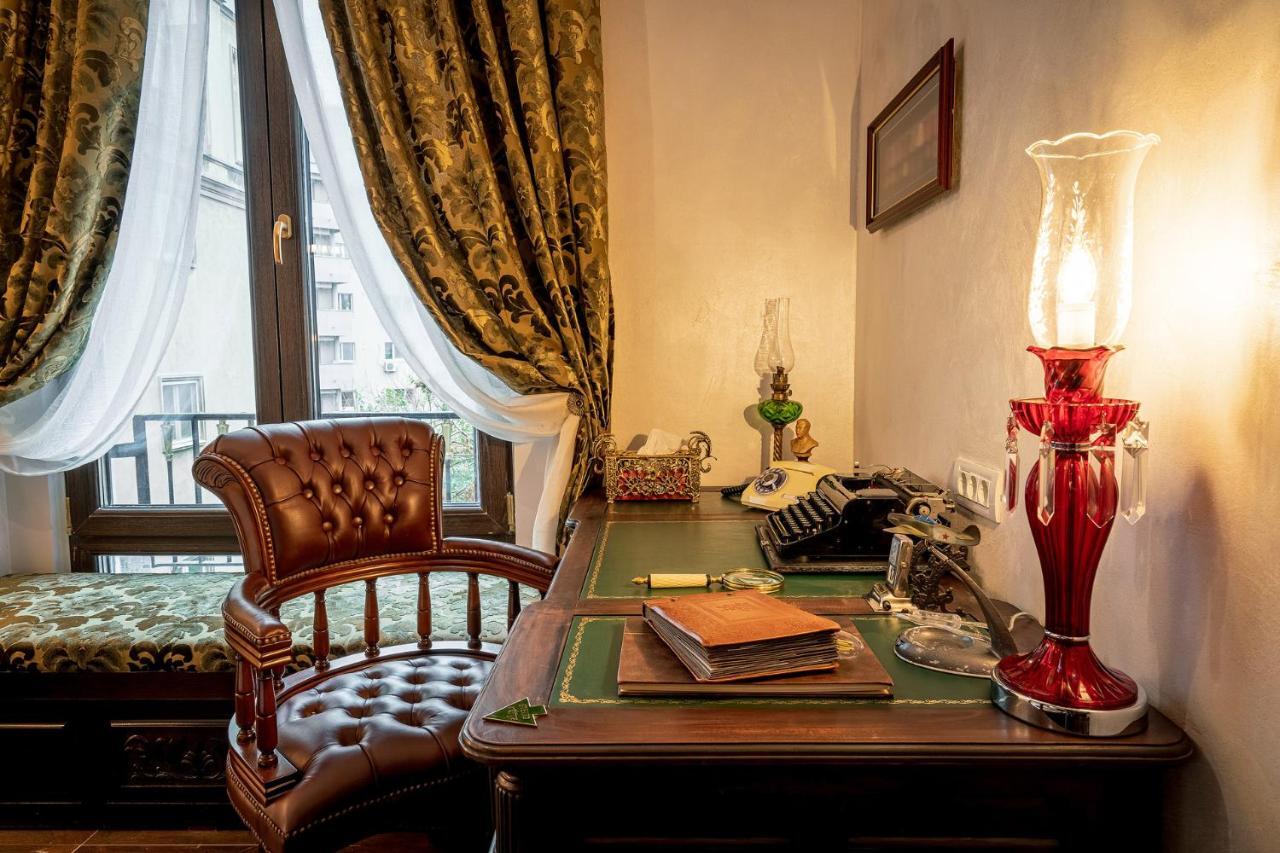 Private Museum Apartment With Antique Decor Bucureşti Ngoại thất bức ảnh