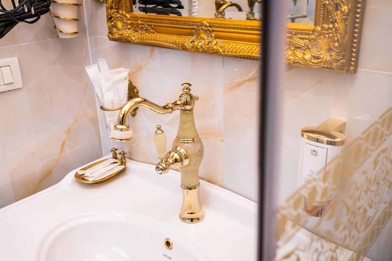 Private Museum Apartment With Antique Decor Bucureşti Ngoại thất bức ảnh