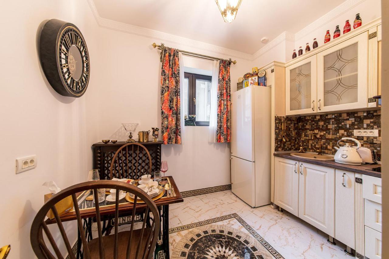 Private Museum Apartment With Antique Decor Bucureşti Ngoại thất bức ảnh
