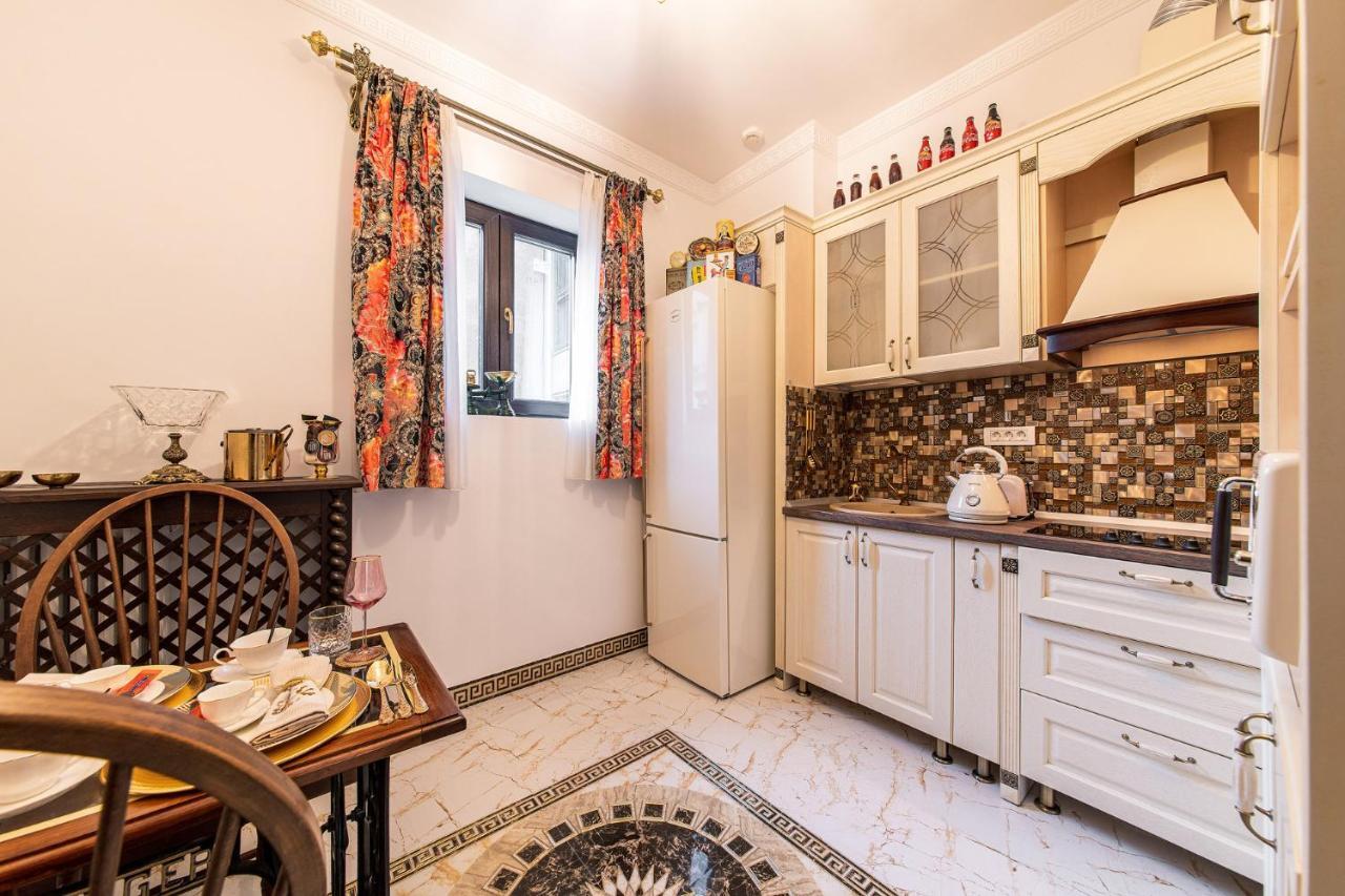 Private Museum Apartment With Antique Decor Bucureşti Ngoại thất bức ảnh