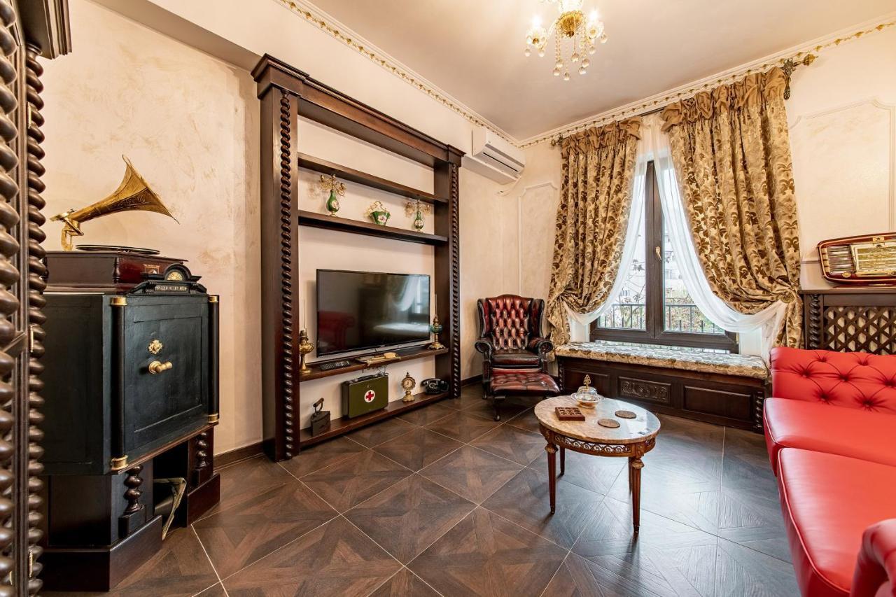 Private Museum Apartment With Antique Decor Bucureşti Ngoại thất bức ảnh